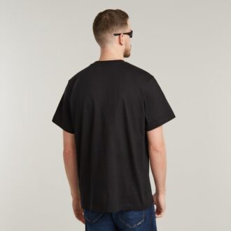 T-shirt med logotyp i mitten av bröstet