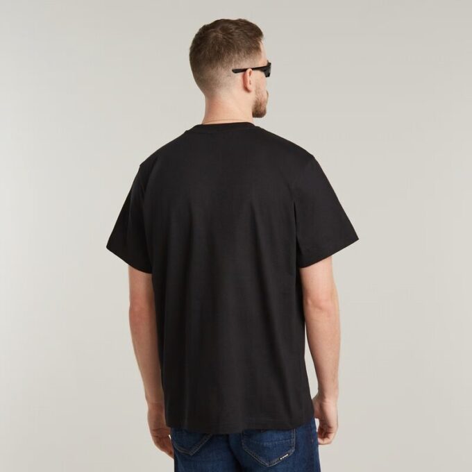 T-shirt med logotyp i mitten av bröstet