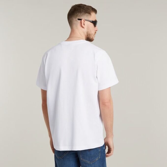 T-shirt med logotyp i mitten av bröstet