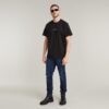 T-shirt med logotyp i mitten av bröstet