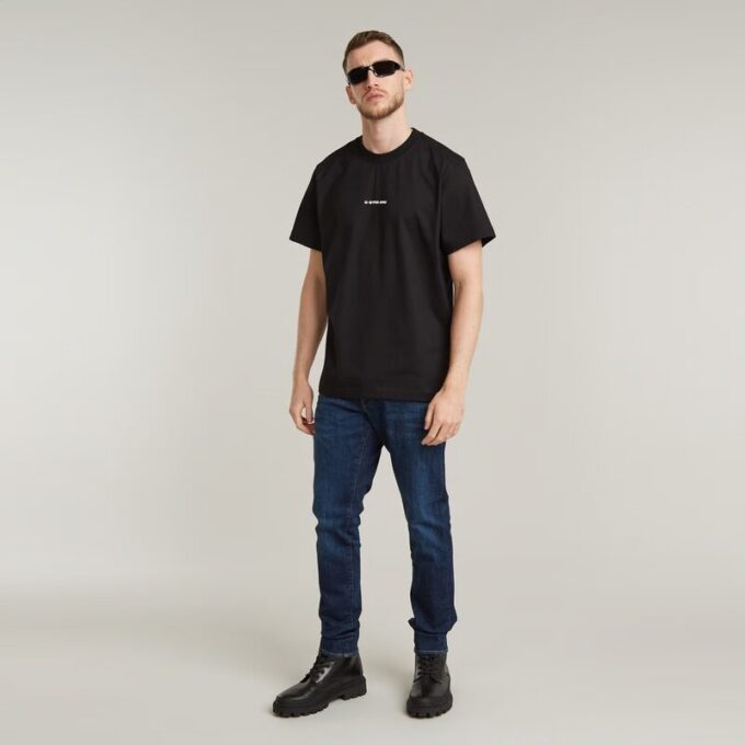 T-shirt med logotyp i mitten av bröstet