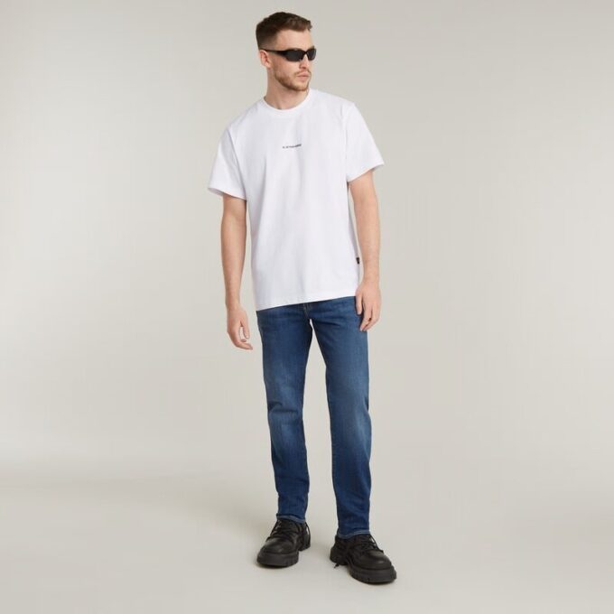 T-shirt med logotyp i mitten av bröstet