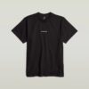 T-shirt med logotyp i mitten av bröstet