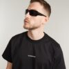 T-shirt med logotyp i mitten av bröstet