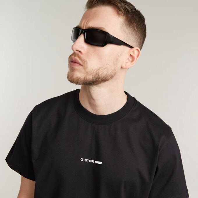 T-shirt med logotyp i mitten av bröstet