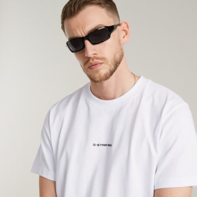 T-shirt med logotyp i mitten av bröstet