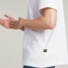 T-shirt med logotyp i mitten av bröstet