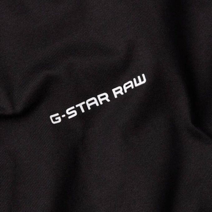 T-shirt med logotyp i mitten av bröstet