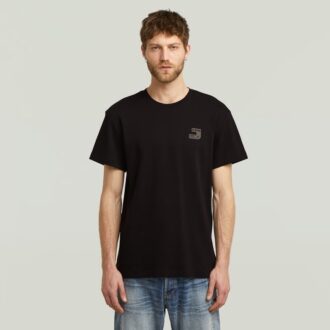 T-shirt med logotyp på bröstet