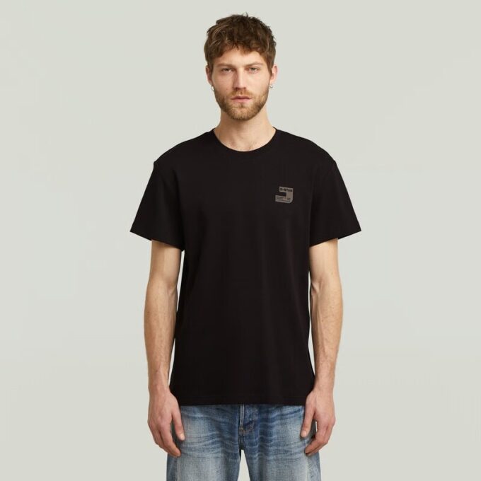T-shirt med logotyp på bröstet T-shirt med logotyp på bröstet