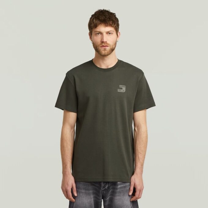 T-shirt med logotyp på bröstet