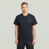 T-shirt med logotyp på bröstet
