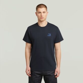 T-shirt med logotyp på bröstet