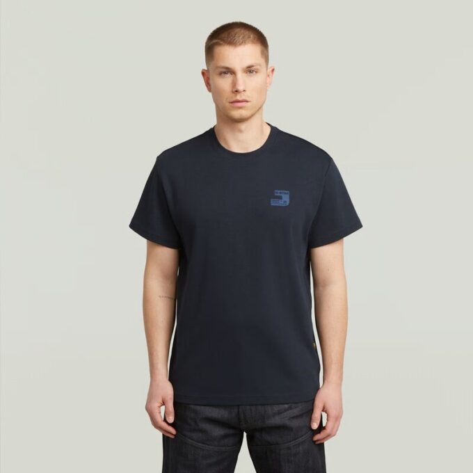 T-shirt med logotyp på bröstet