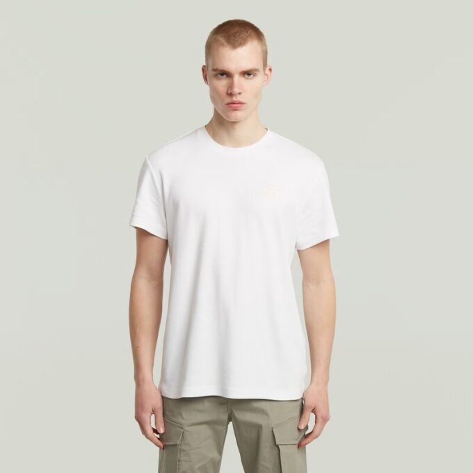 T-shirt med logotyp på bröstet T-shirt med logotyp på bröstet