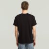 T-shirt med logotyp på bröstet T-shirt med logotyp på bröstet