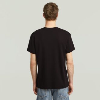 T-shirt med logotyp på bröstet