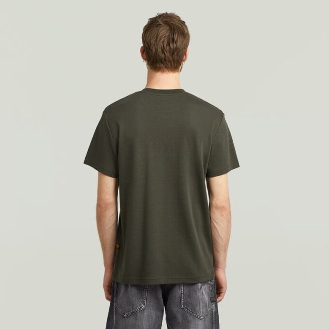 T-shirt med logotyp på bröstet