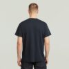 T-shirt med logotyp på bröstet