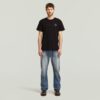 T-shirt med logotyp på bröstet T-shirt med logotyp på bröstet
