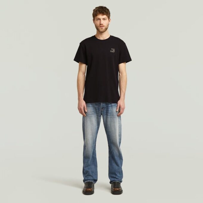 T-shirt med logotyp på bröstet T-shirt med logotyp på bröstet