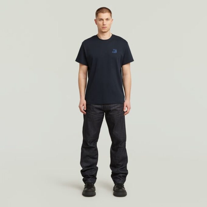 T-shirt med logotyp på bröstet
