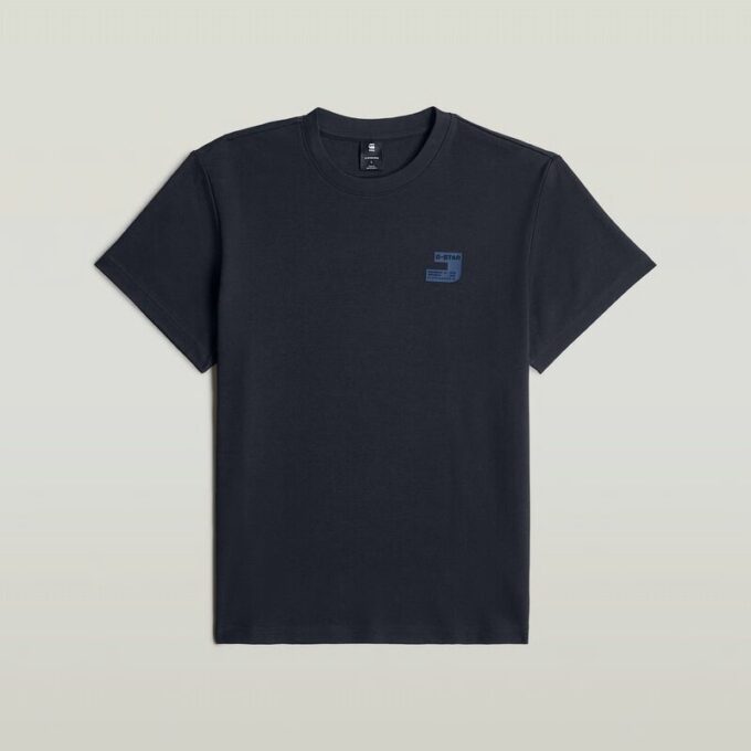 T-shirt med logotyp på bröstet
