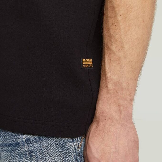 T-shirt med logotyp på bröstet T-shirt med logotyp på bröstet