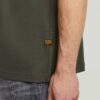 T-shirt med logotyp på bröstet
