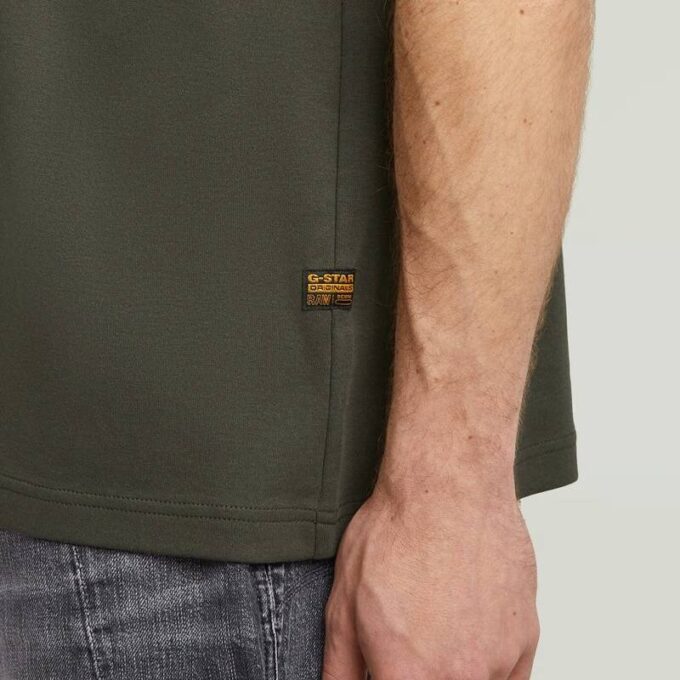 T-shirt med logotyp på bröstet