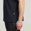 T-shirt med logotyp på bröstet