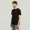 T-shirt med logotyp på bröstet T-shirt med logotyp på bröstet