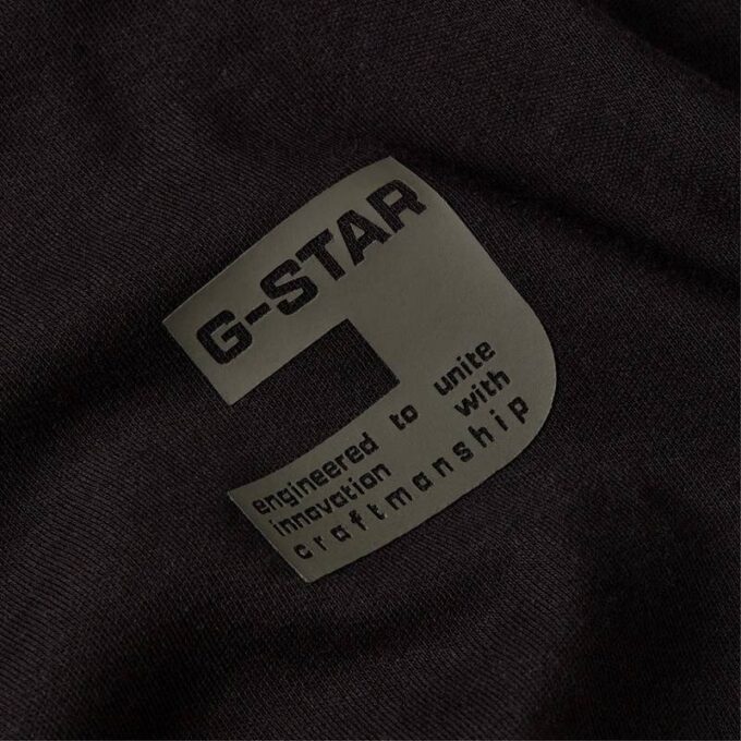 T-shirt med logotyp på bröstet T-shirt med logotyp på bröstet