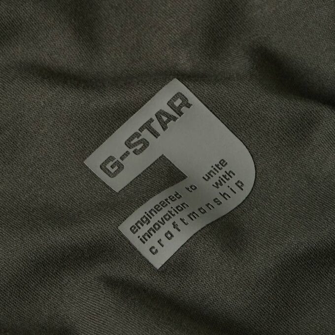 T-shirt med logotyp på bröstet