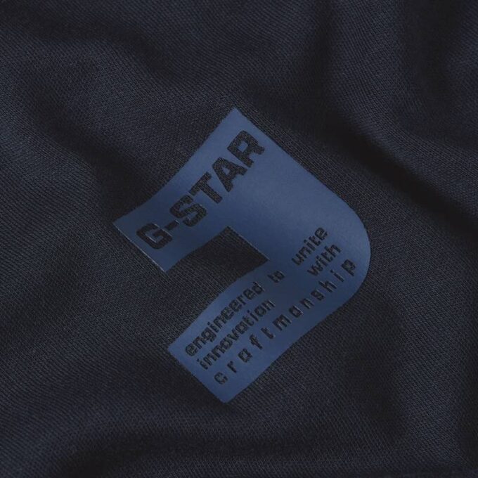 T-shirt med logotyp på bröstet