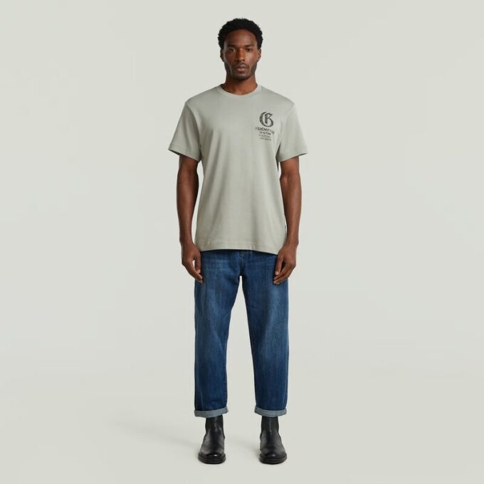 T-shirt med löst tryck och tryck på bröstet T-shirt med löst tryck och tryck på bröstet