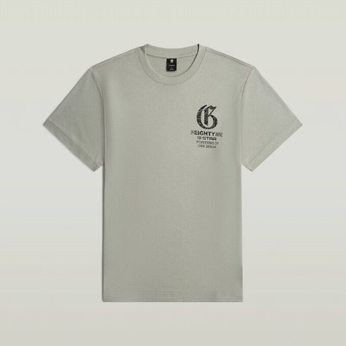 T-shirt med löst tryck och tryck på bröstet T-shirt med löst tryck och tryck på bröstet