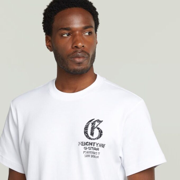 T-shirt med löst tryck och tryck på bröstet