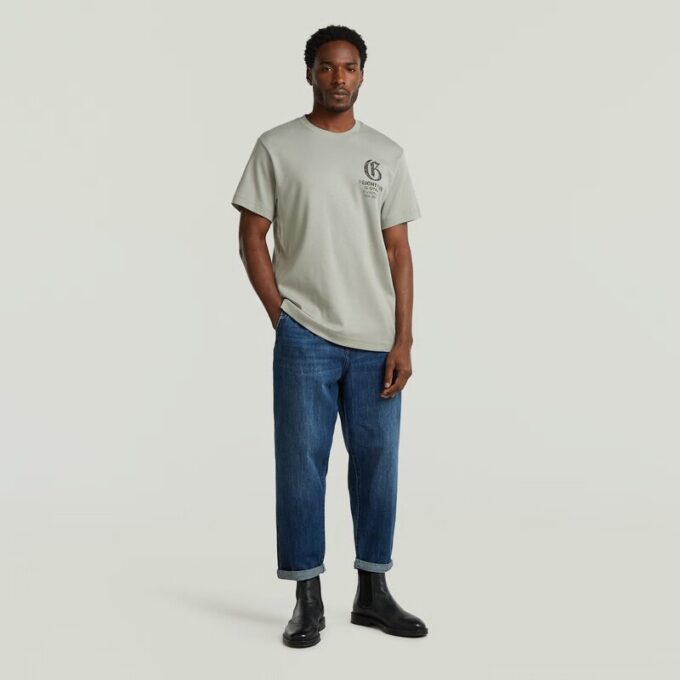 T-shirt med löst tryck och tryck på bröstet T-shirt med löst tryck och tryck på bröstet