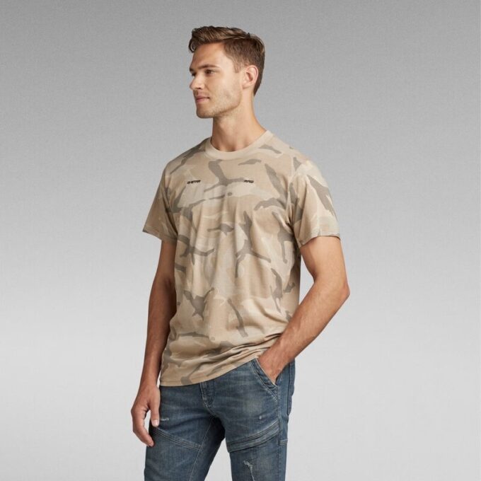 T-shirt med löstryck och kamouflagemönster T-shirt med löstryck och kamouflagemönster