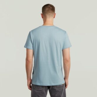 T-shirt med sliten logotyp och grafik