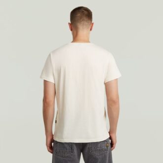 T-shirt med sliten logotyp och grafik