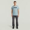 T-shirt med sliten logotyp och grafik T-shirt med sliten logotyp och grafik