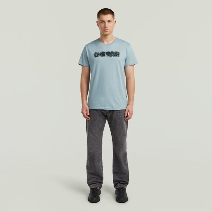 T-shirt med sliten logotyp och grafik T-shirt med sliten logotyp och grafik