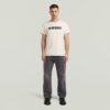 T-shirt med sliten logotyp och grafik