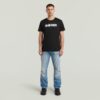 T-shirt med sliten logotyp och grafik T-shirt med sliten logotyp och grafik