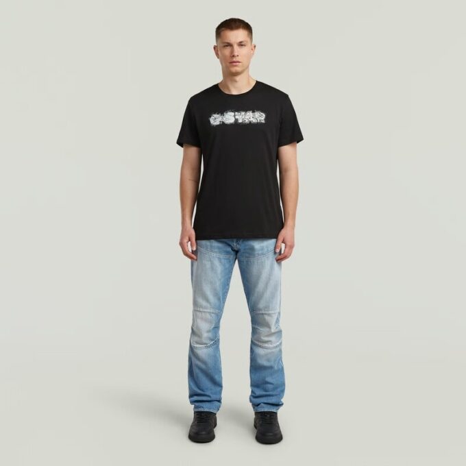 T-shirt med sliten logotyp och grafik T-shirt med sliten logotyp och grafik