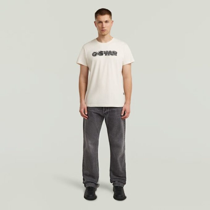 T-shirt med sliten logotyp och grafik