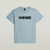 T-shirt med sliten logotyp och grafik T-shirt med sliten logotyp och grafik