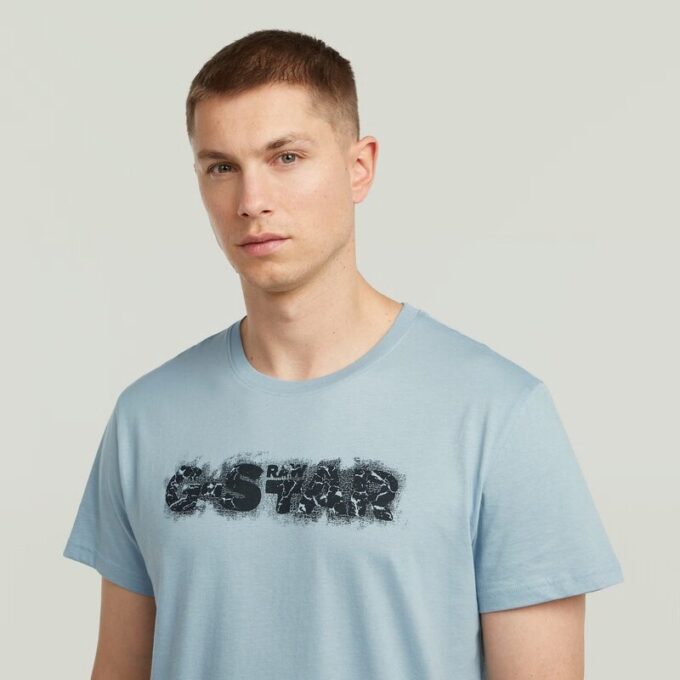 T-shirt med sliten logotyp och grafik T-shirt med sliten logotyp och grafik